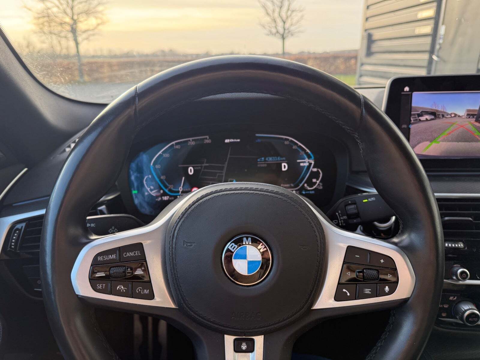 Grå BMW 530e fra 2021