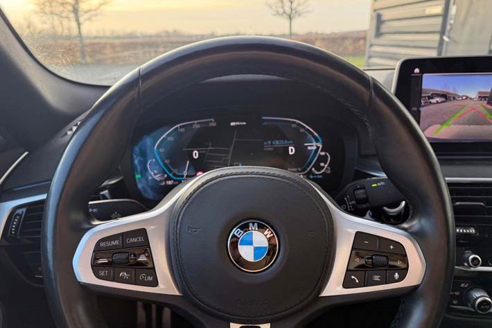 Grå BMW 530e fra 2021