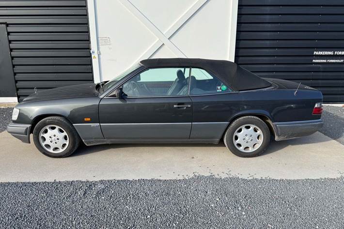 Sort Mercedes E220 fra 1994