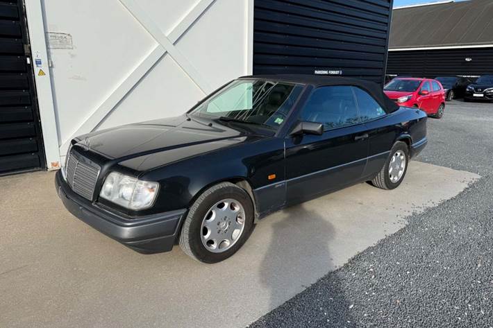 Sort Mercedes E220 fra 1994
