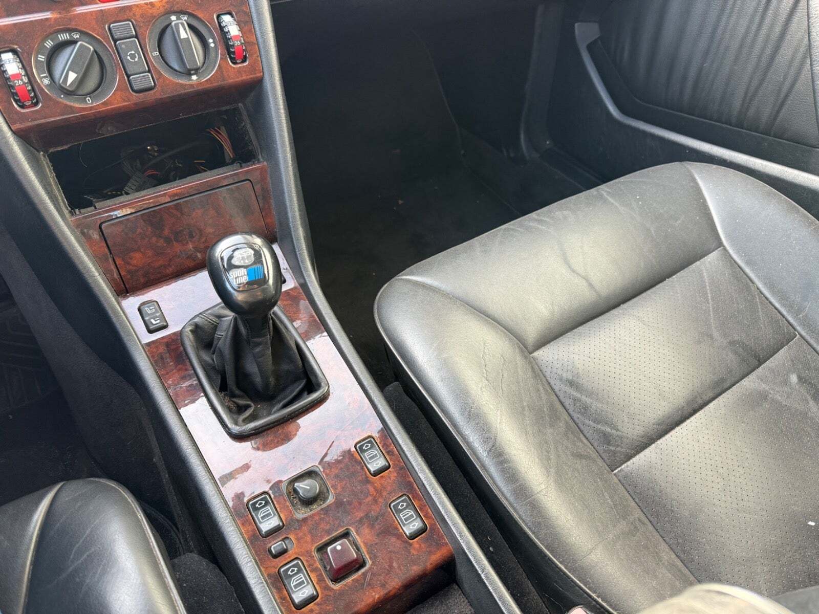 Sort Mercedes E220 fra 1994