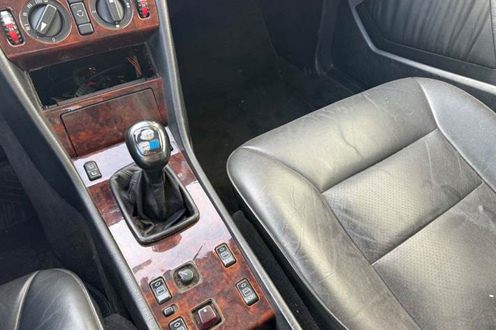 Sort Mercedes E220 fra 1994