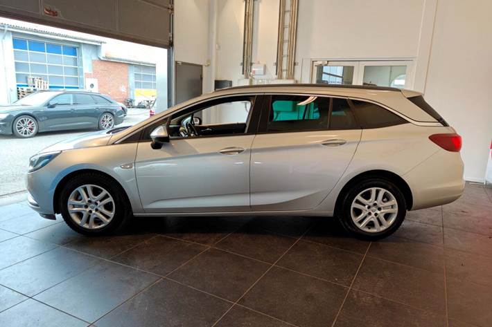 Grå Opel Astra fra 2019