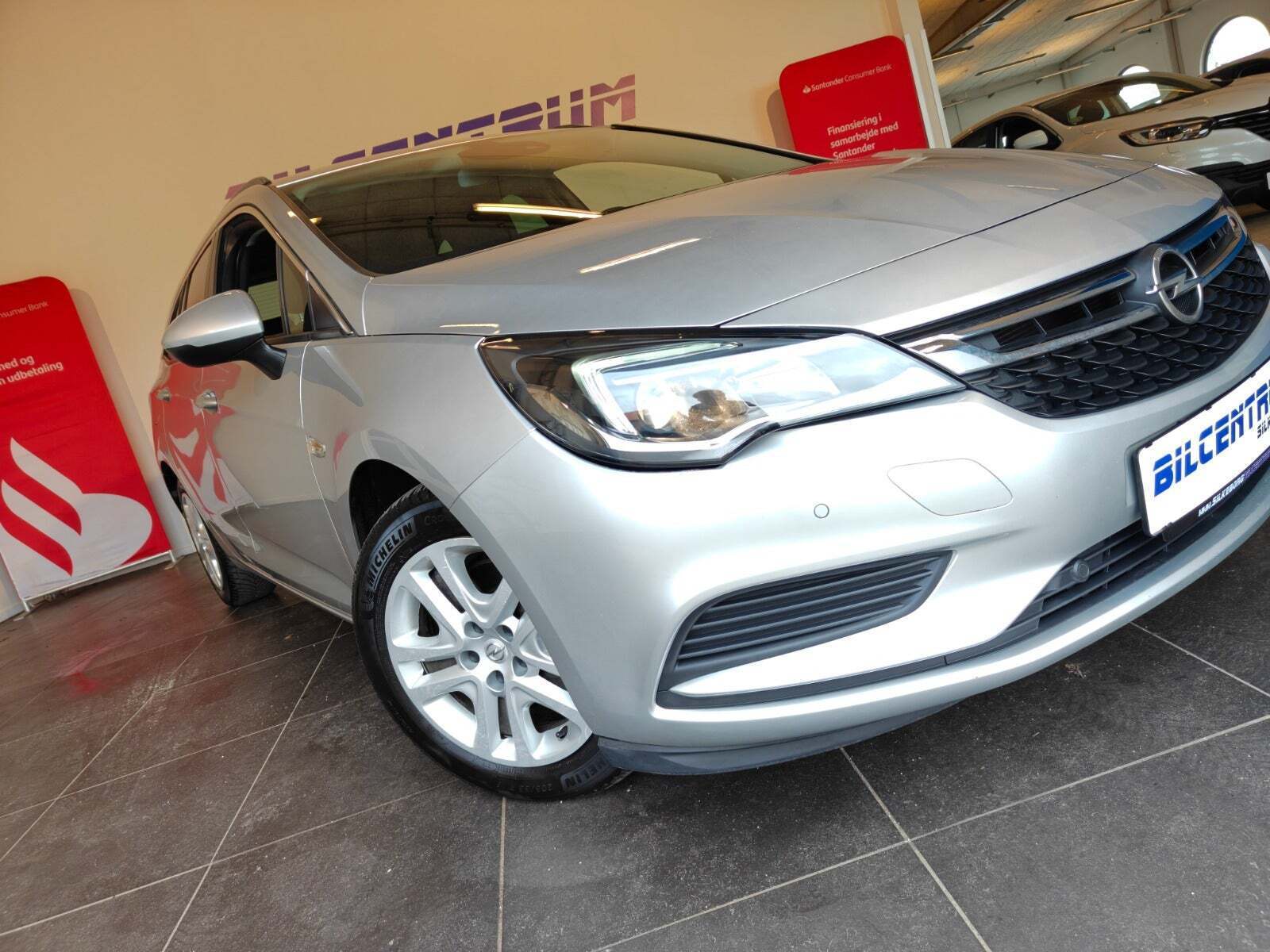 Grå Opel Astra fra 2019