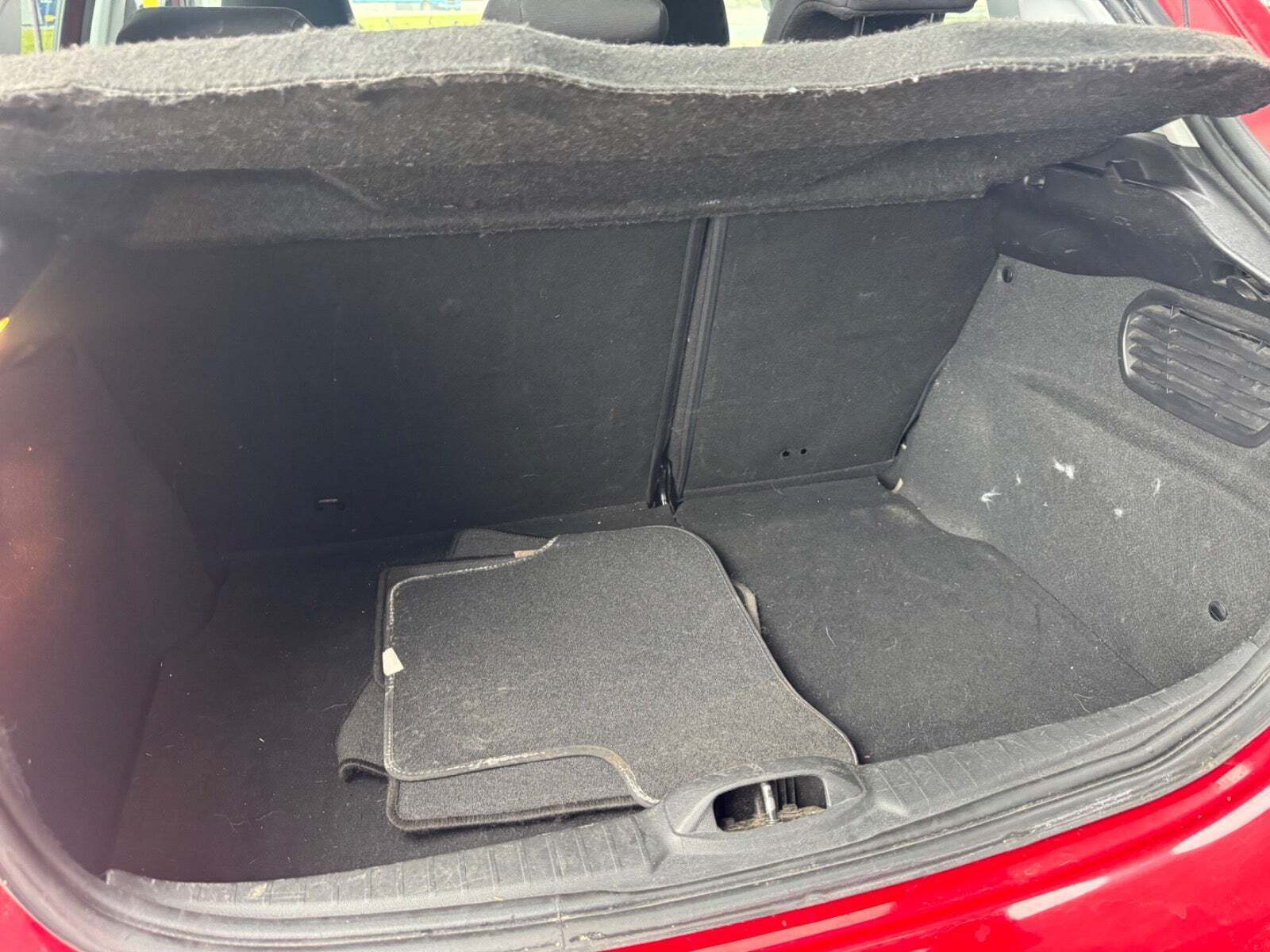 Grå Peugeot 208 fra 2015