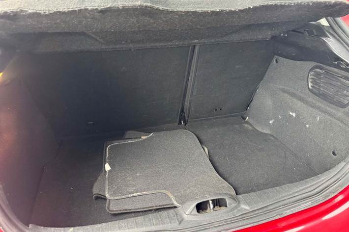 Grå Peugeot 208 fra 2015