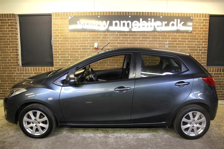 Grå Mazda 2 fra 2011