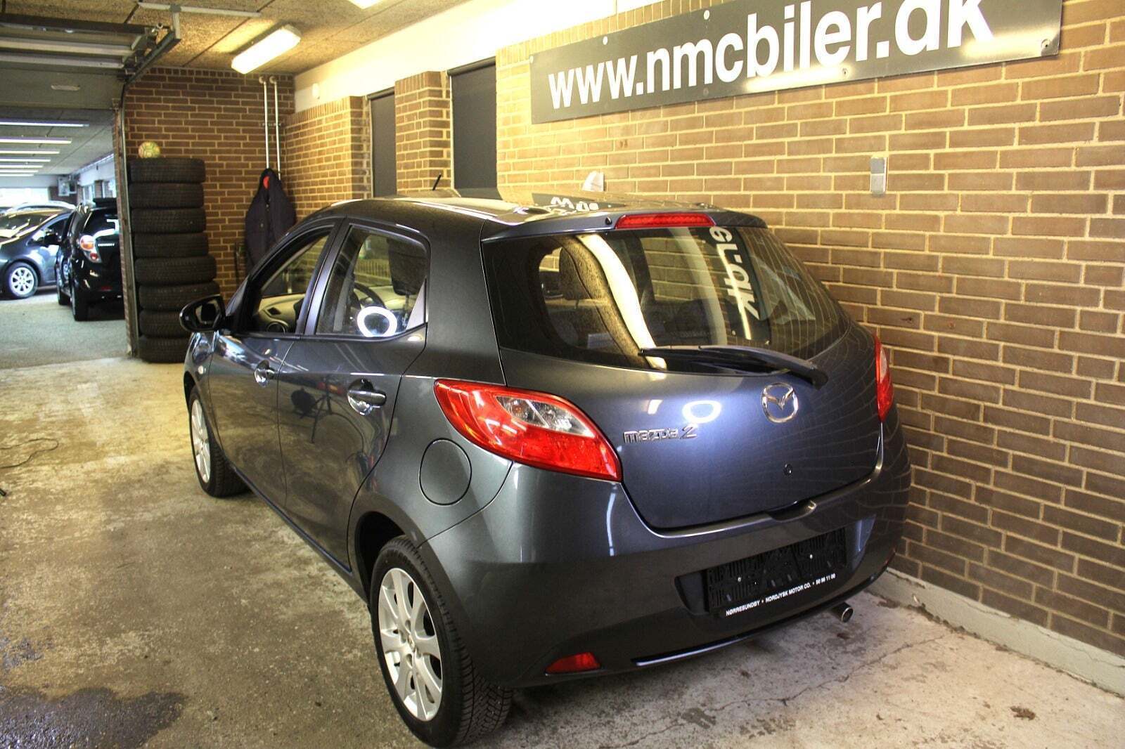 Grå Mazda 2 fra 2011