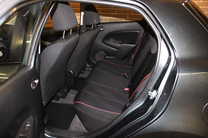 Grå Mazda 2 fra 2011