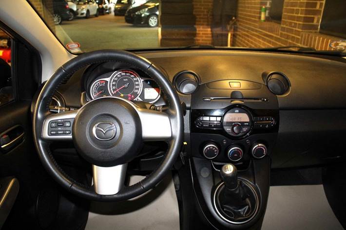 Grå Mazda 2 fra 2011