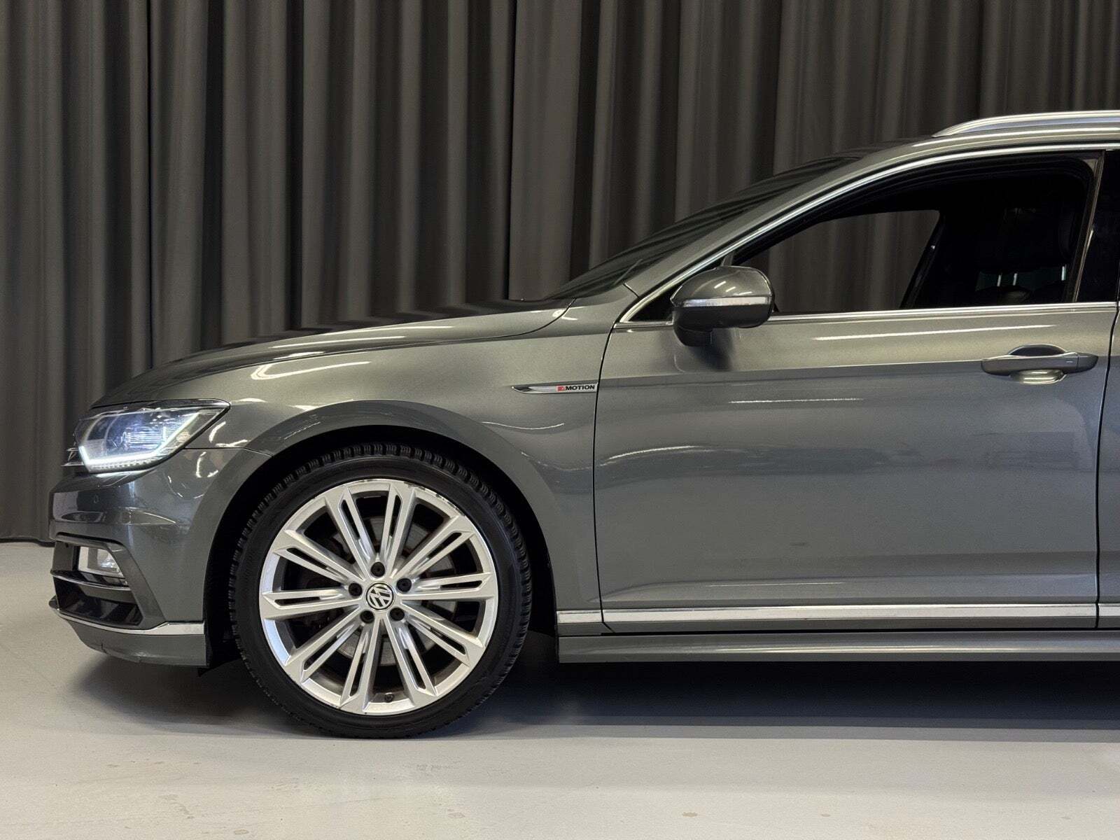 Grå VW Passat fra 2016