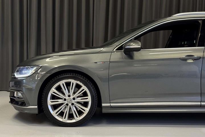 Grå VW Passat fra 2016