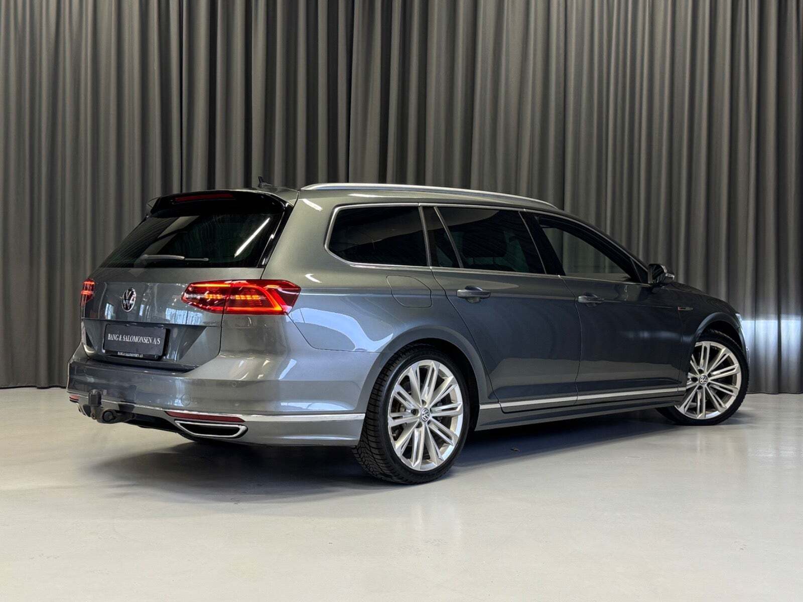 Grå VW Passat fra 2016