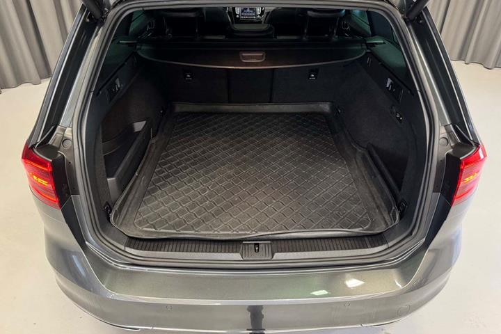 Grå VW Passat fra 2016