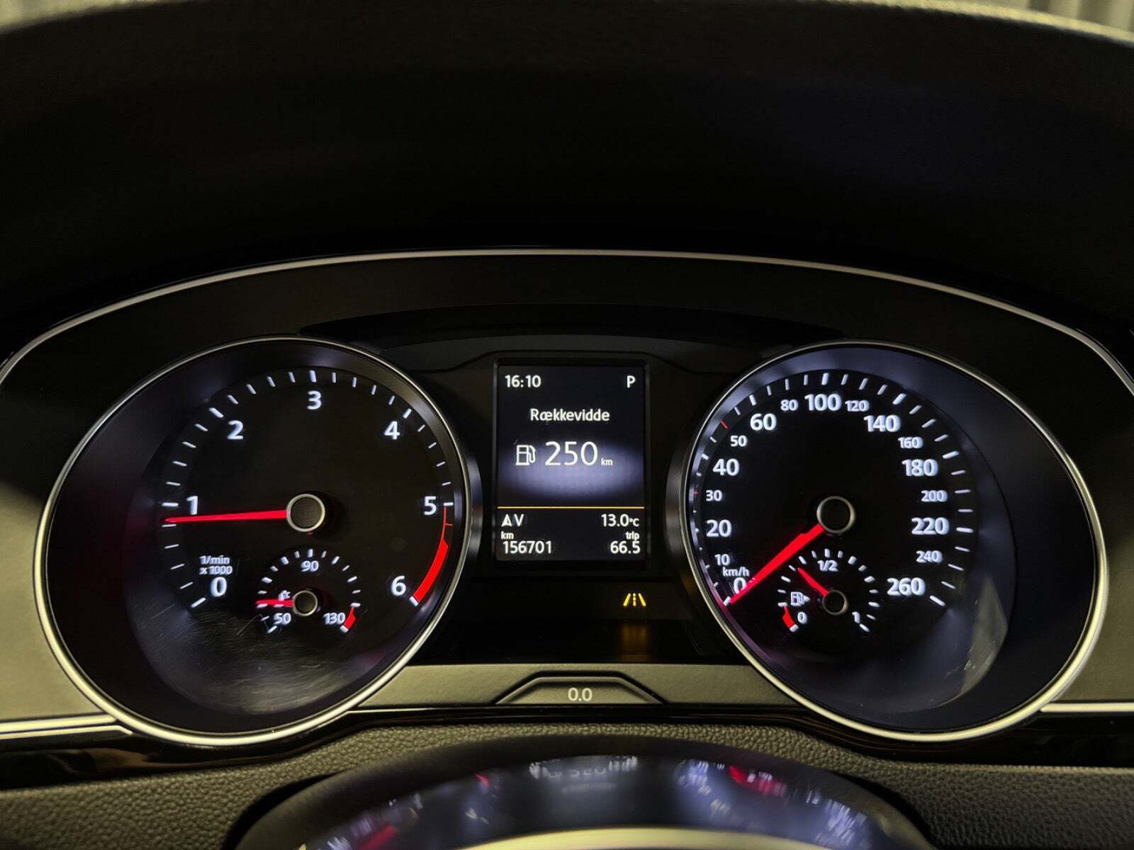 Grå VW Passat fra 2016