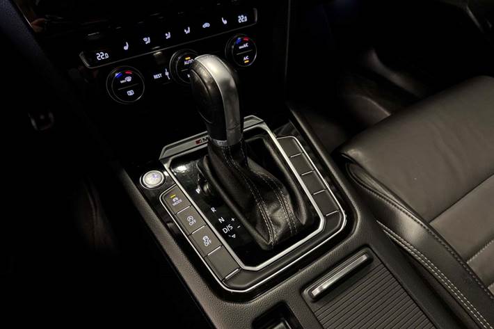 Grå VW Passat fra 2016