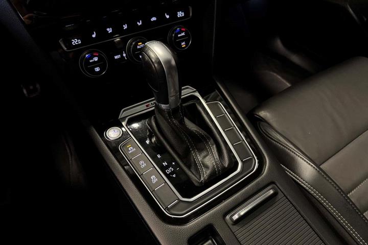 Grå VW Passat fra 2016