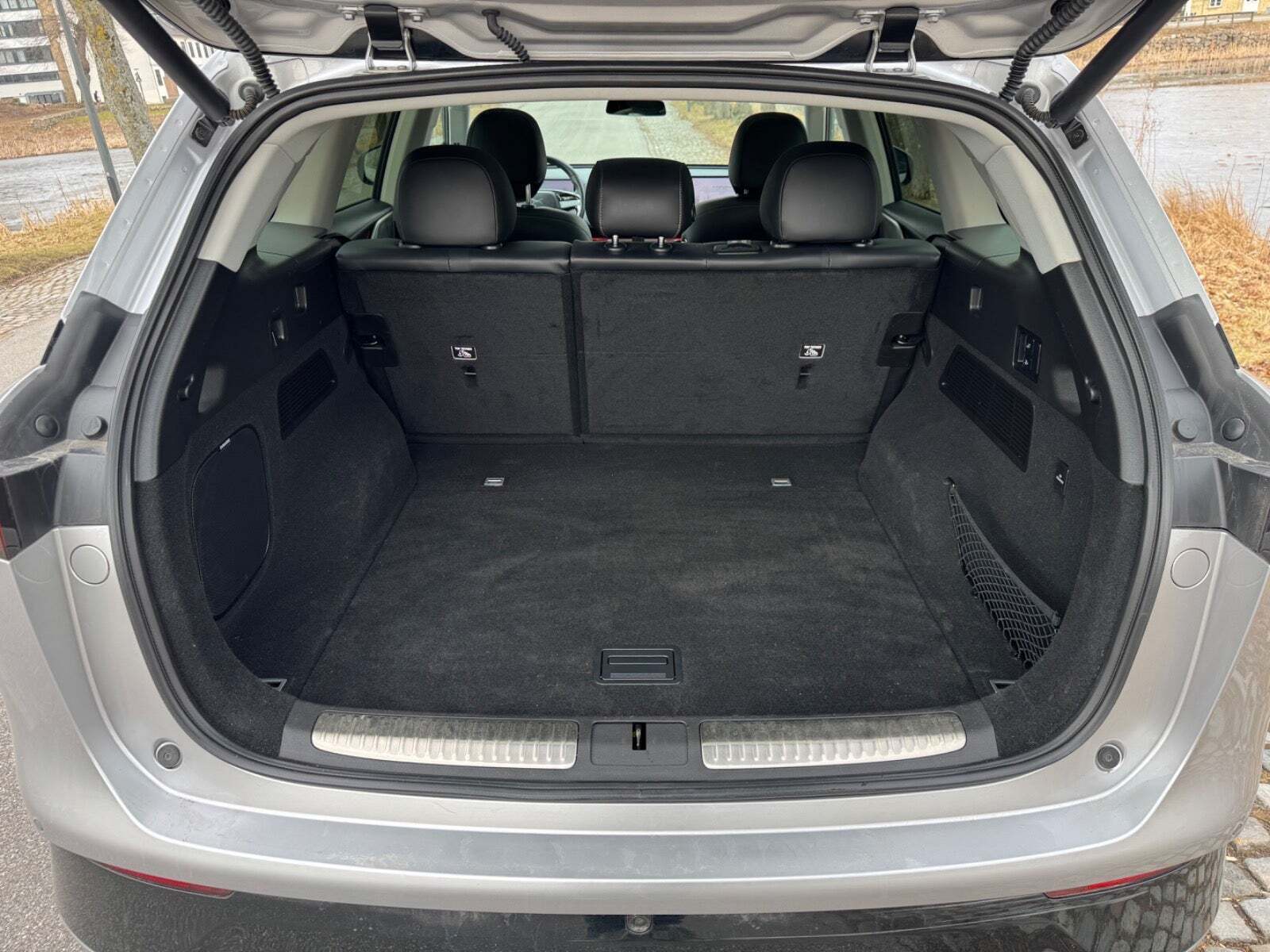 Sølv Xpeng G9 fra 2024