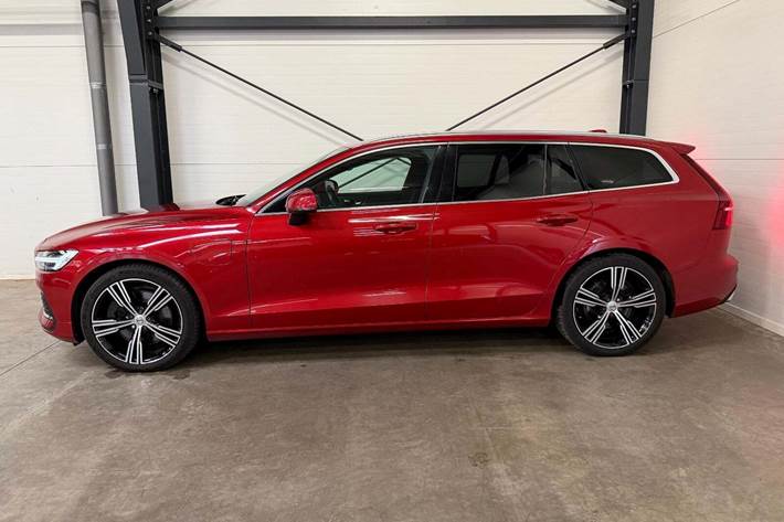 Rød Volvo V60 fra 2022