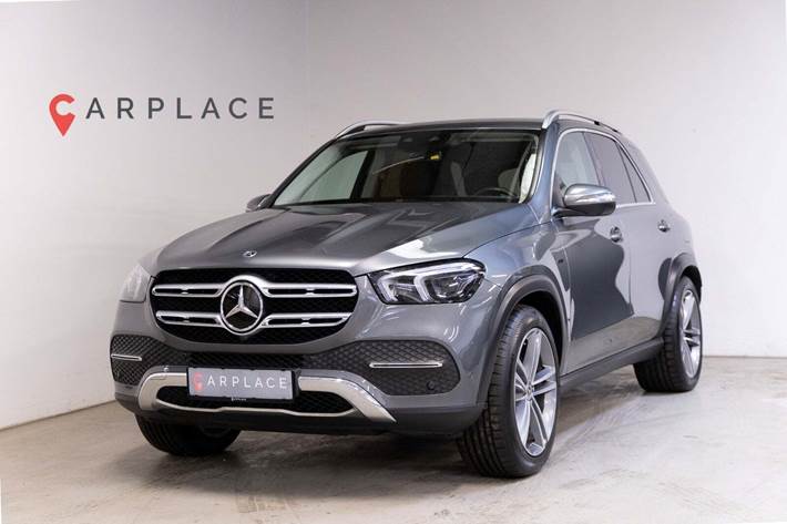Grå Mercedes GLE350 e fra 2021