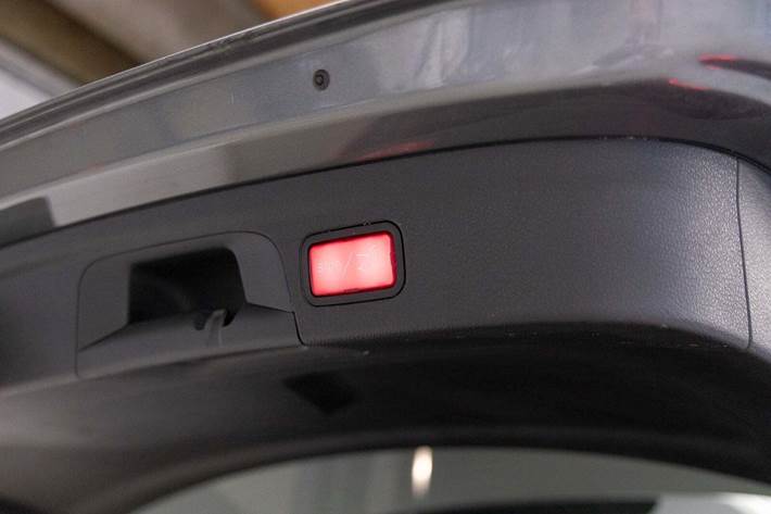 Grå Mercedes GLE350 e fra 2021