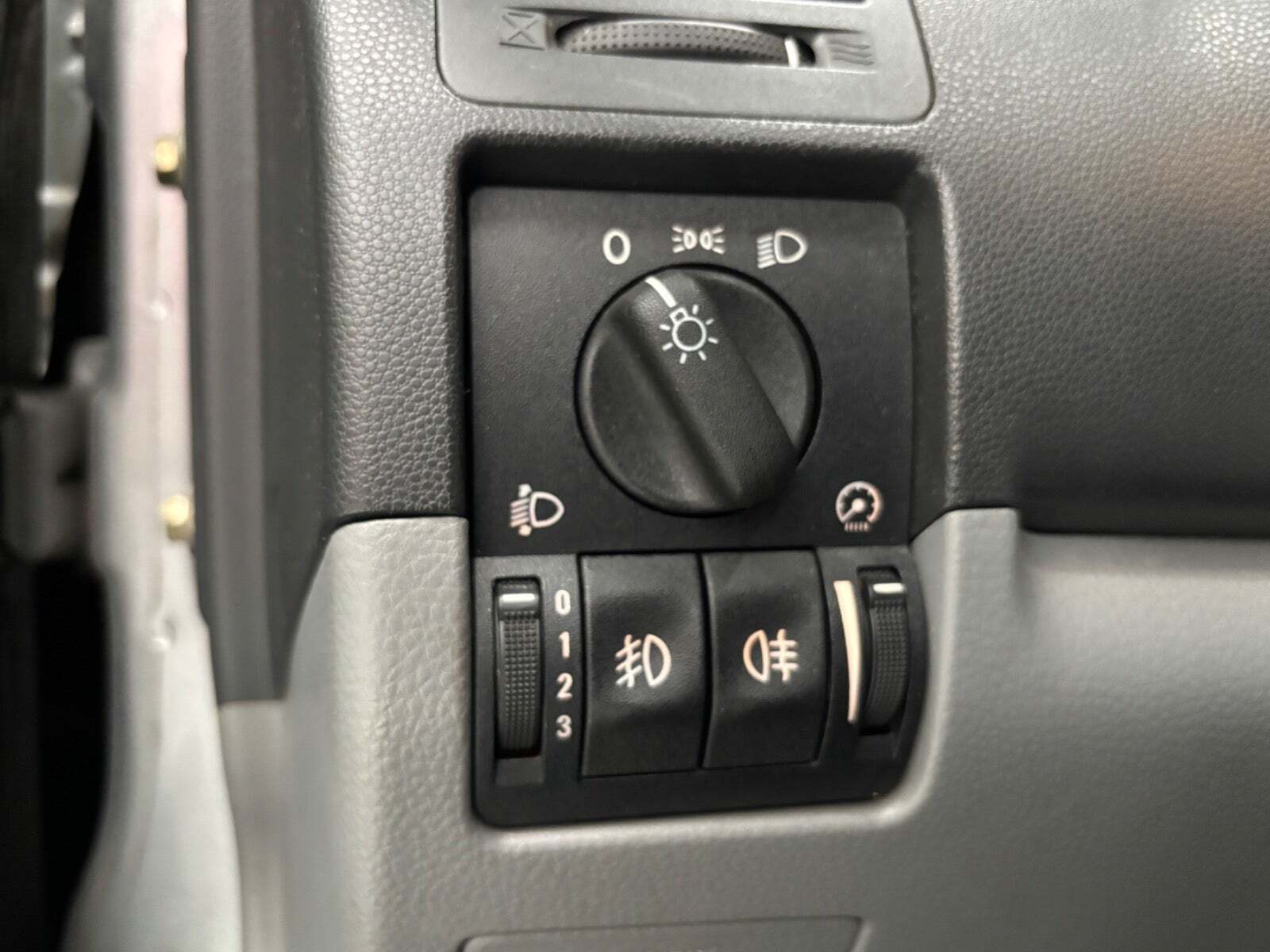 Grå Suzuki Ignis fra 2005