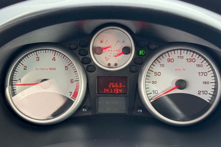 Grå Peugeot 206+ fra 2011