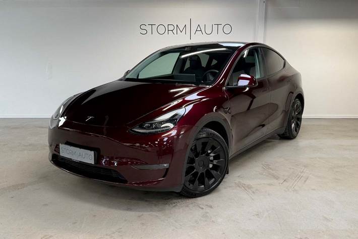 Rød Tesla Model Y fra 2024