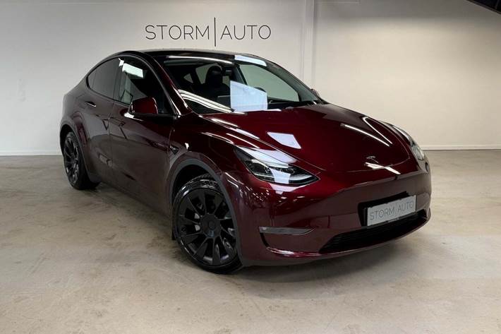 Rød Tesla Model Y fra 2024