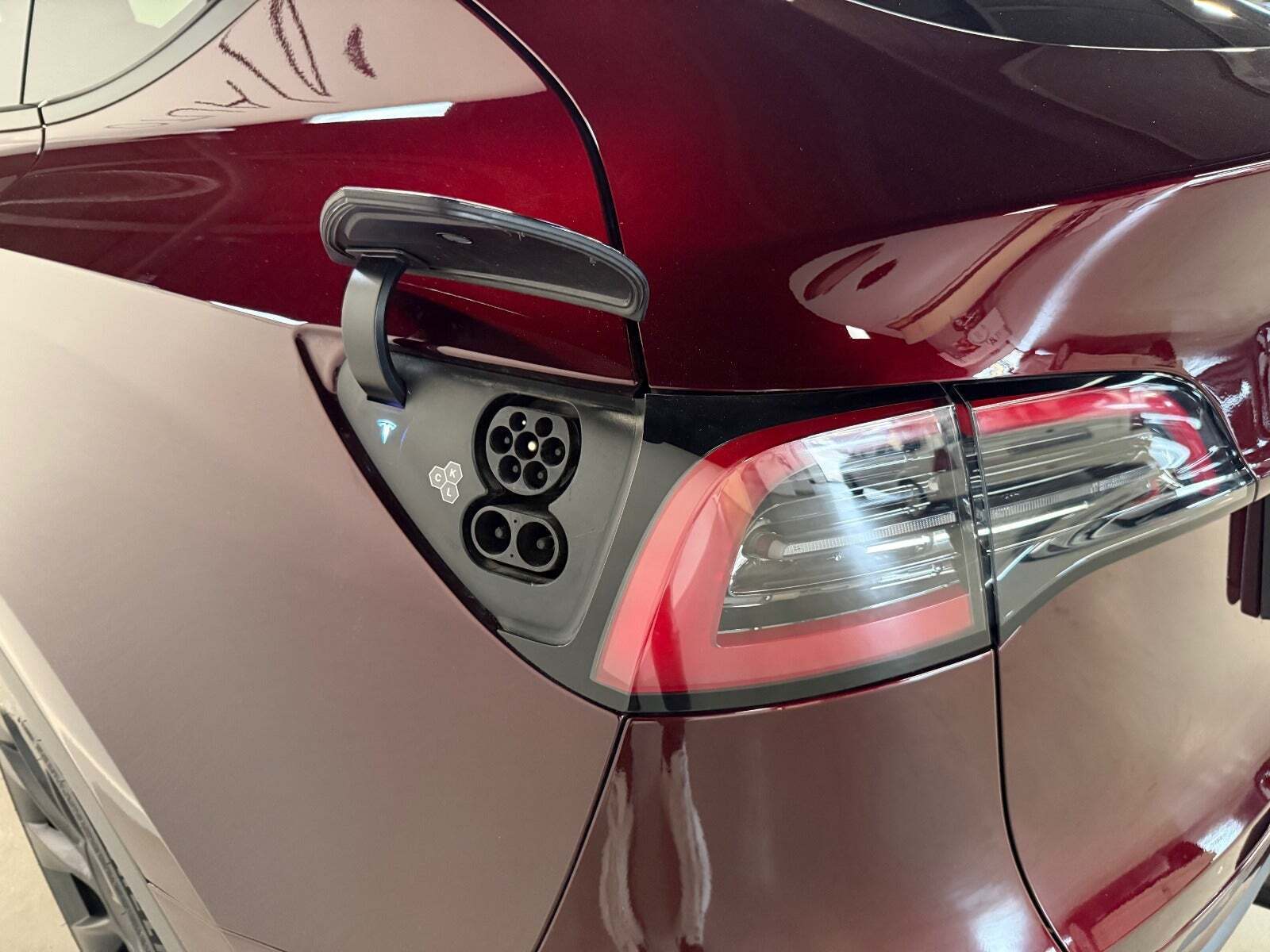 Rød Tesla Model Y fra 2024