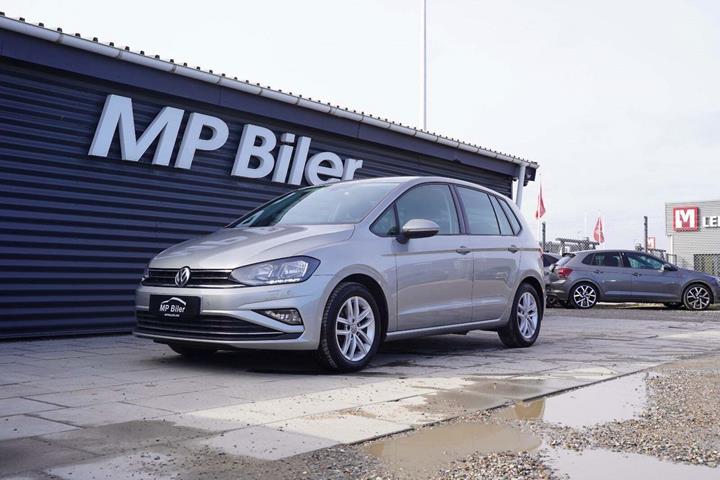 Sølv VW Golf Sportsvan fra 2020 set udefra