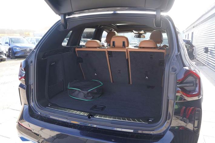 Blå BMW iX3 fra 2022