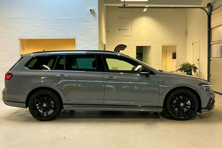 Grå VW Passat fra 2021