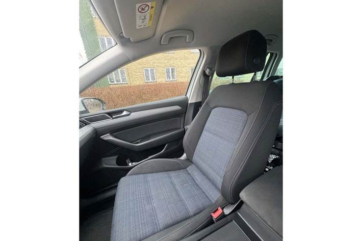 Hvid VW Passat fra 2021