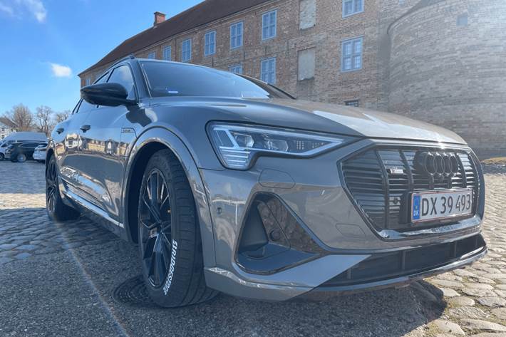 Grå Audi e-tron fra 2022