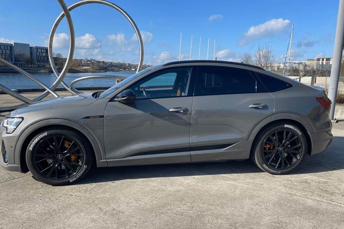 Grå Audi e-tron fra 2022