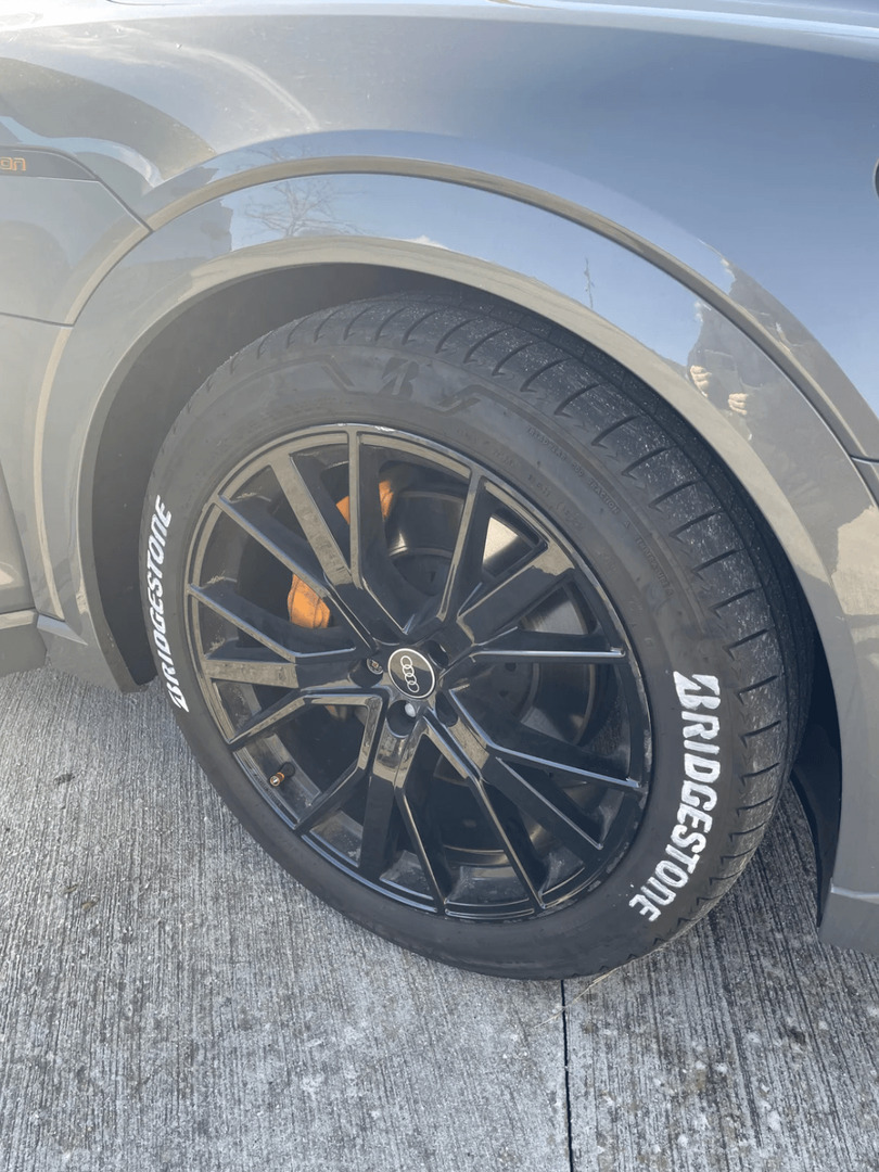 Grå Audi e-tron fra 2022