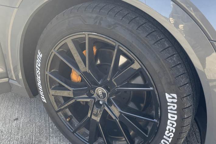 Grå Audi e-tron fra 2022