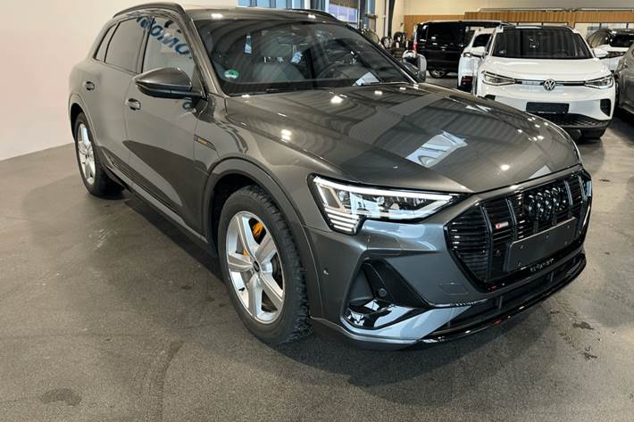 Grå Audi e-tron fra 2022