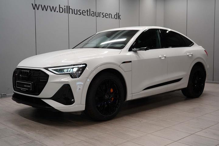 Hvid Audi e-tron fra 2022 set udefra