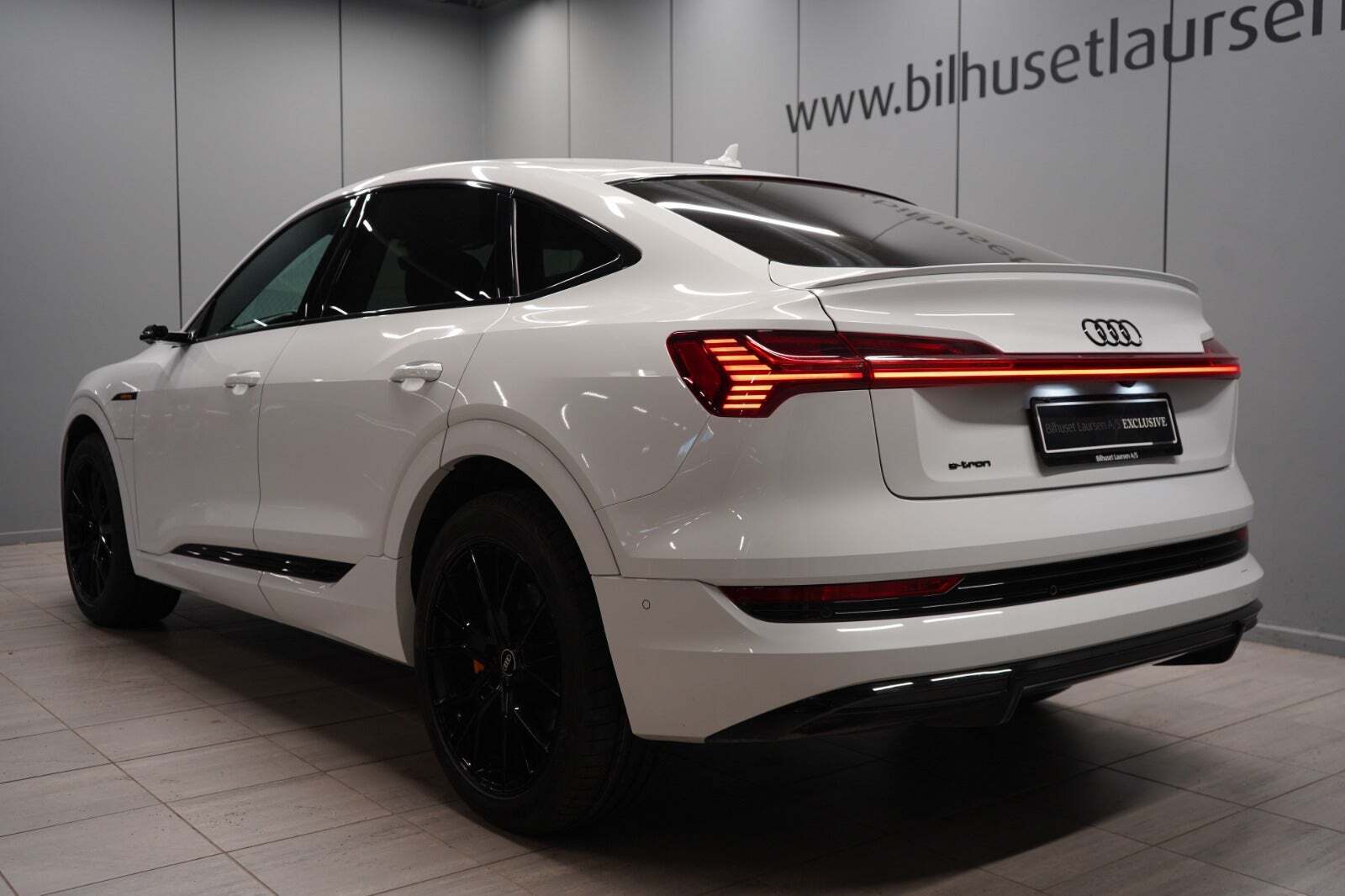Hvid Audi e-tron fra 2022