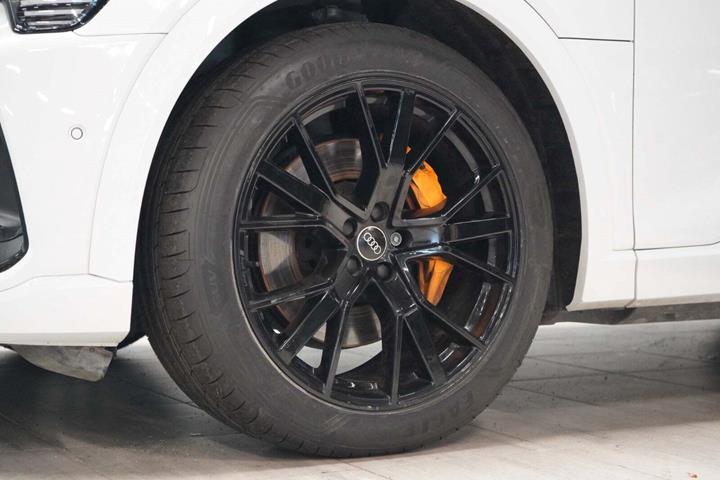 Hvid Audi e-tron fra 2022