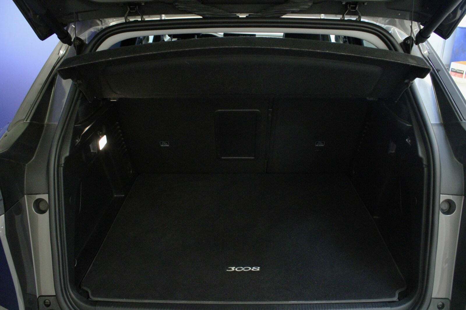 Grå Peugeot 3008 fra 2021