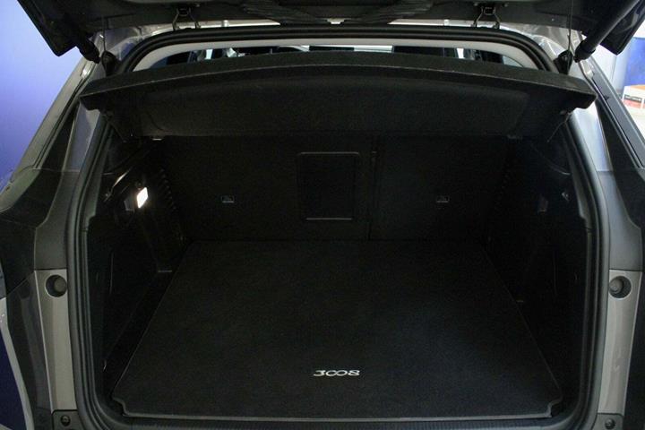 Grå Peugeot 3008 fra 2021