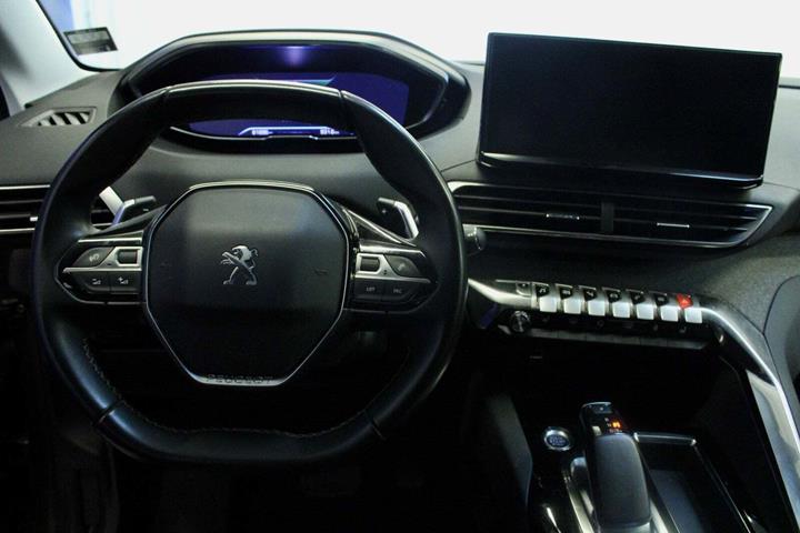 Grå Peugeot 3008 fra 2021