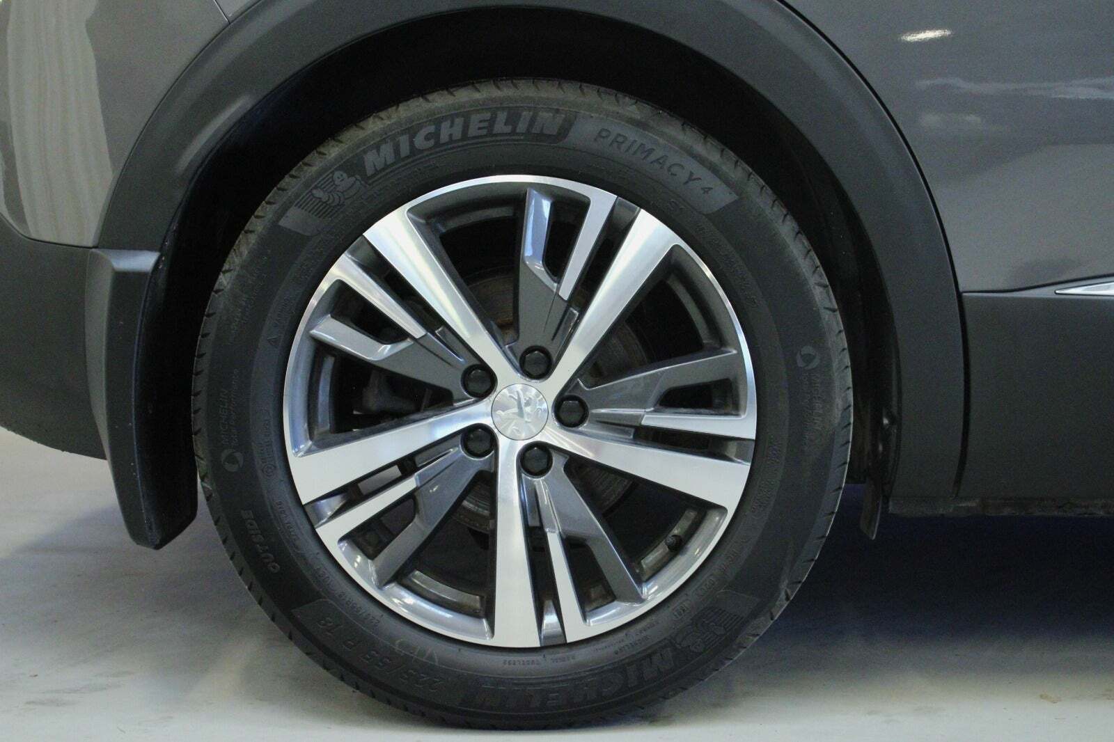 Grå Peugeot 3008 fra 2021