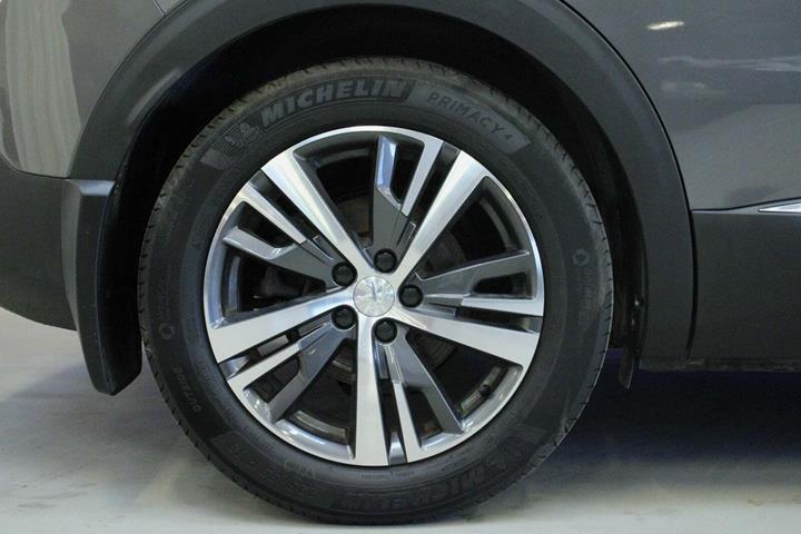 Grå Peugeot 3008 fra 2021