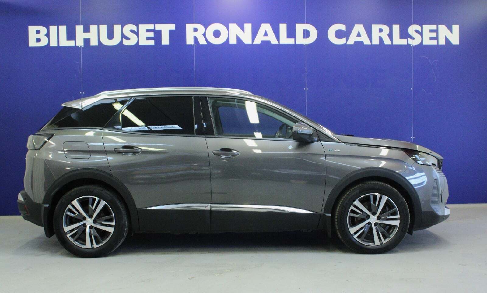 Grå Peugeot 3008 fra 2021