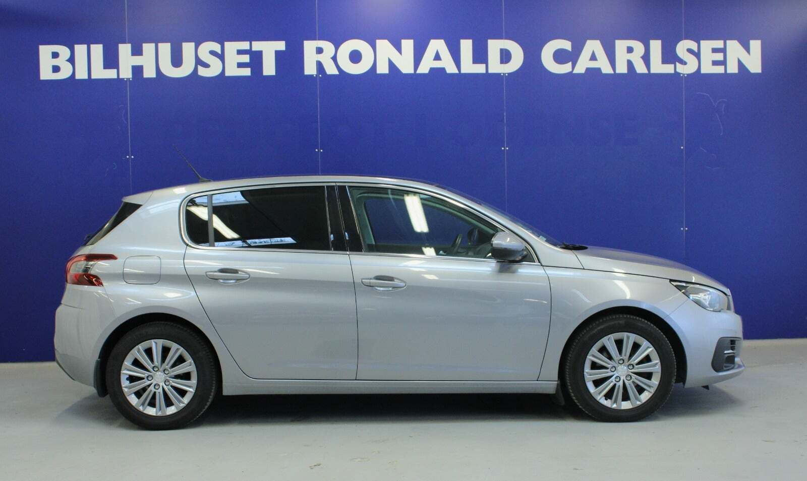 Grå Peugeot 308 fra 2020