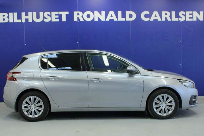 Grå Peugeot 308 fra 2020